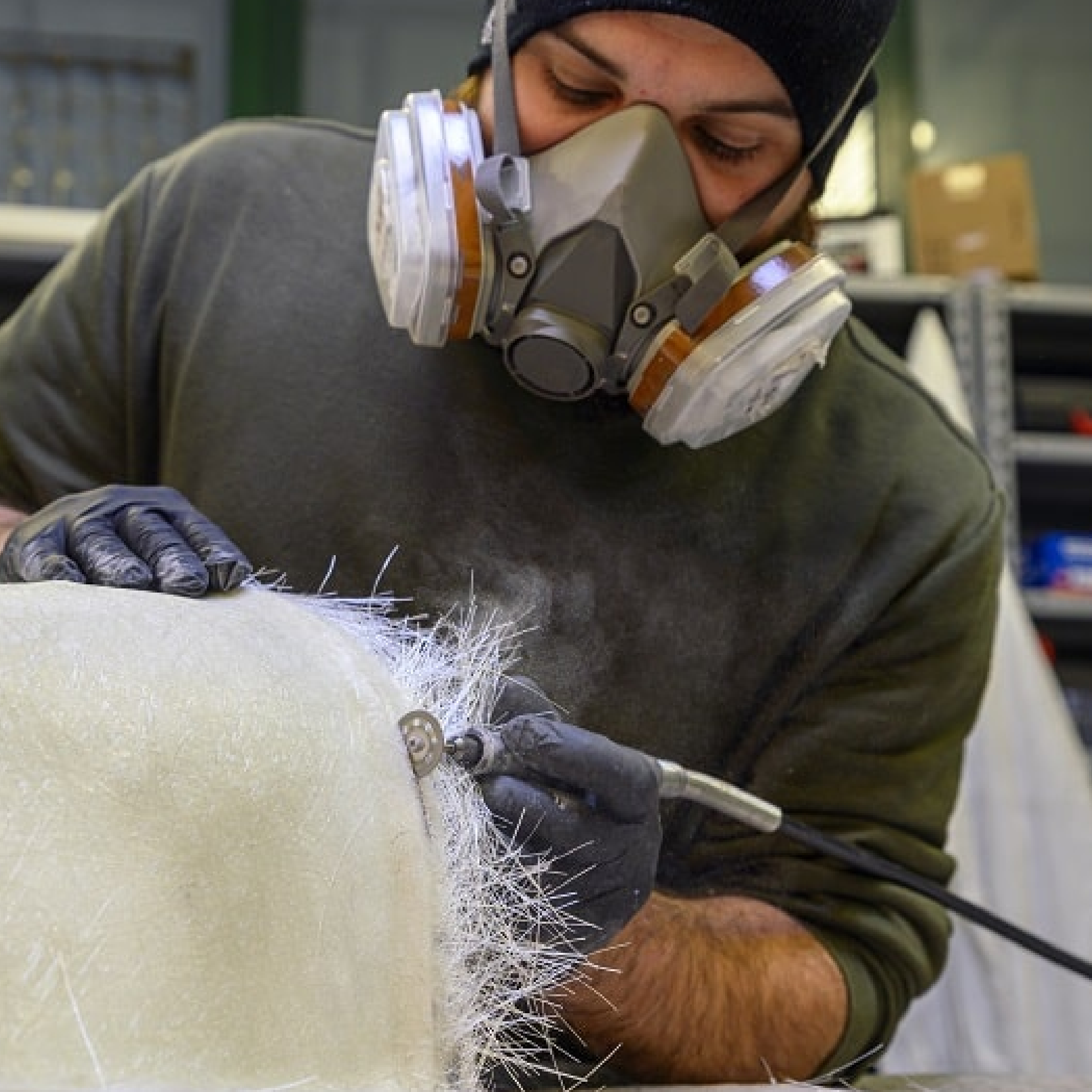 Prevención de Riesgos Laborales en la Manipulación de Fibra de Vidrio y Materiales Industriales